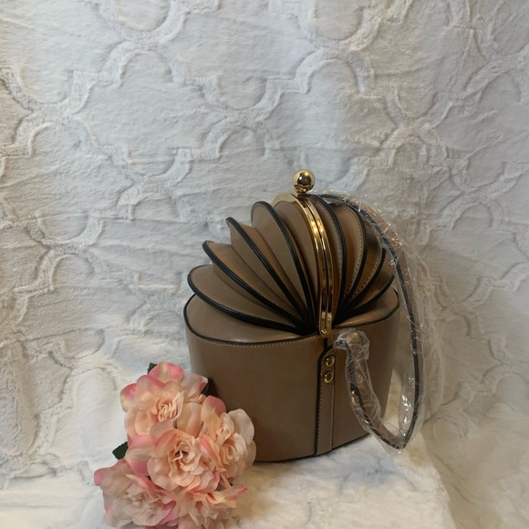 Expandable Bucket Style Purse! - Picture 2 of 2